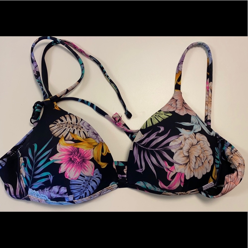 Bathing suit top. Like new :)
